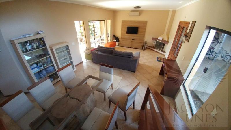 Casa à venda com 3 quartos, 300m² - Foto 1