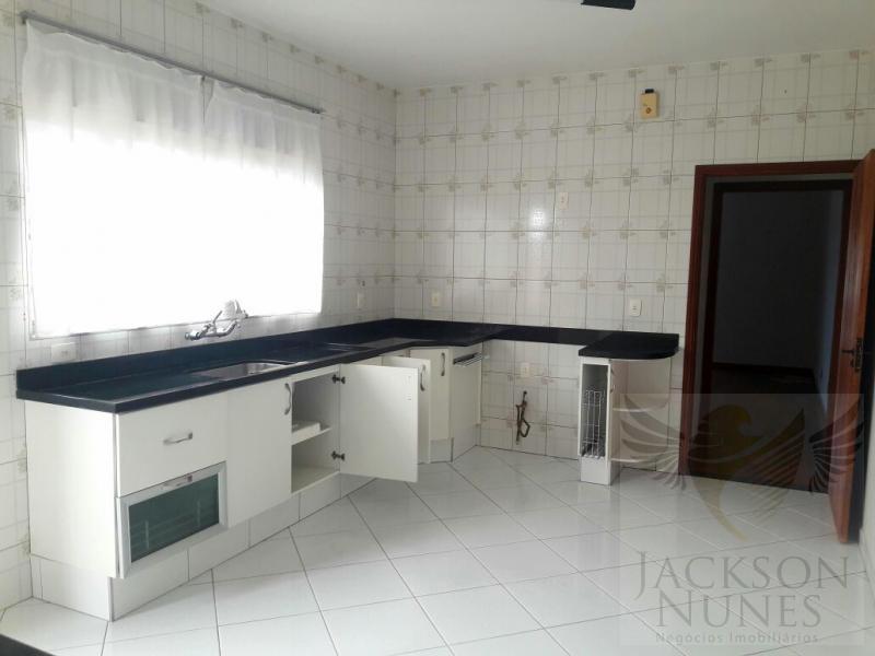 Casa à venda com 2 quartos, 150m² - Foto 2