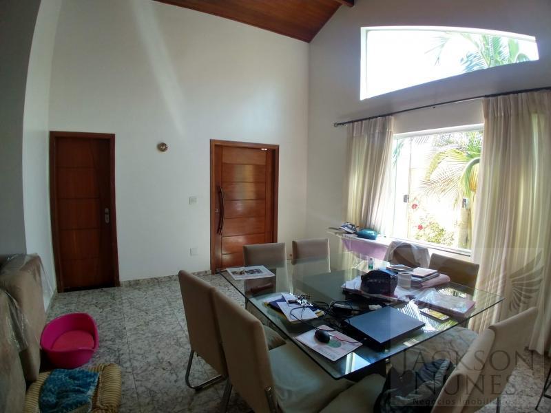 Casa à venda com 3 quartos, 300m² - Foto 2