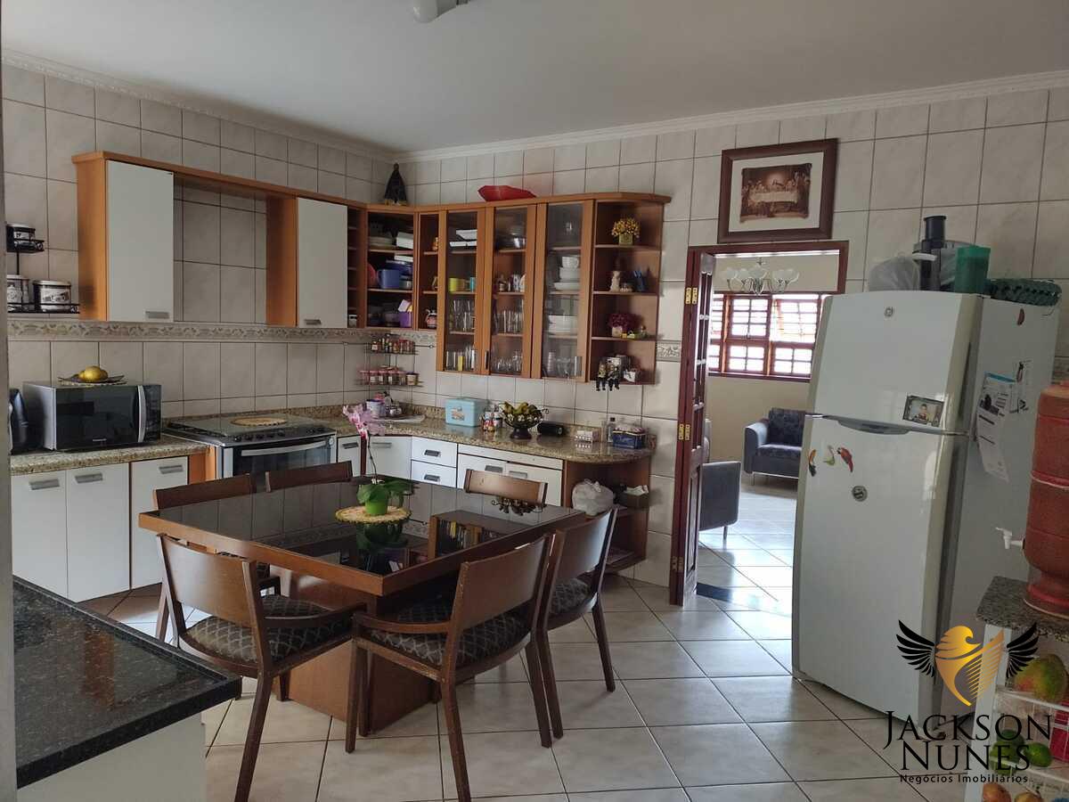 Casa à venda com 3 quartos, 300m² - Foto 4