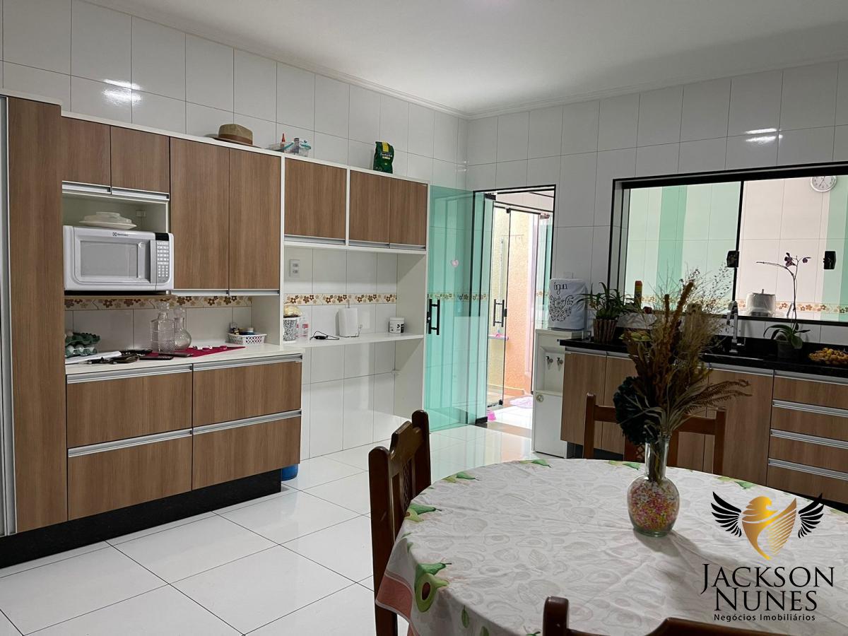 Casa à venda com 3 quartos, 210m² - Foto 1