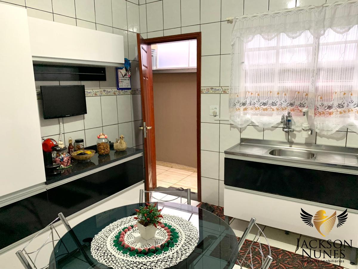 Casa à venda com 2 quartos, 150m² - Foto 1