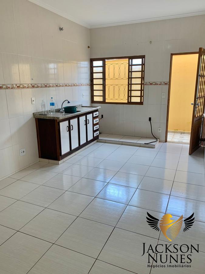 Casa à venda com 3 quartos, 225m² - Foto 2