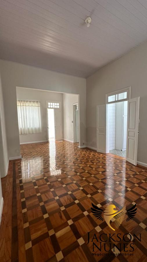 Casa à venda com 6 quartos, 300m² - Foto 3